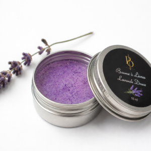 Baume à lèvres Lavande Douce 15 ml en pot inox ouvert avec brin de lavande